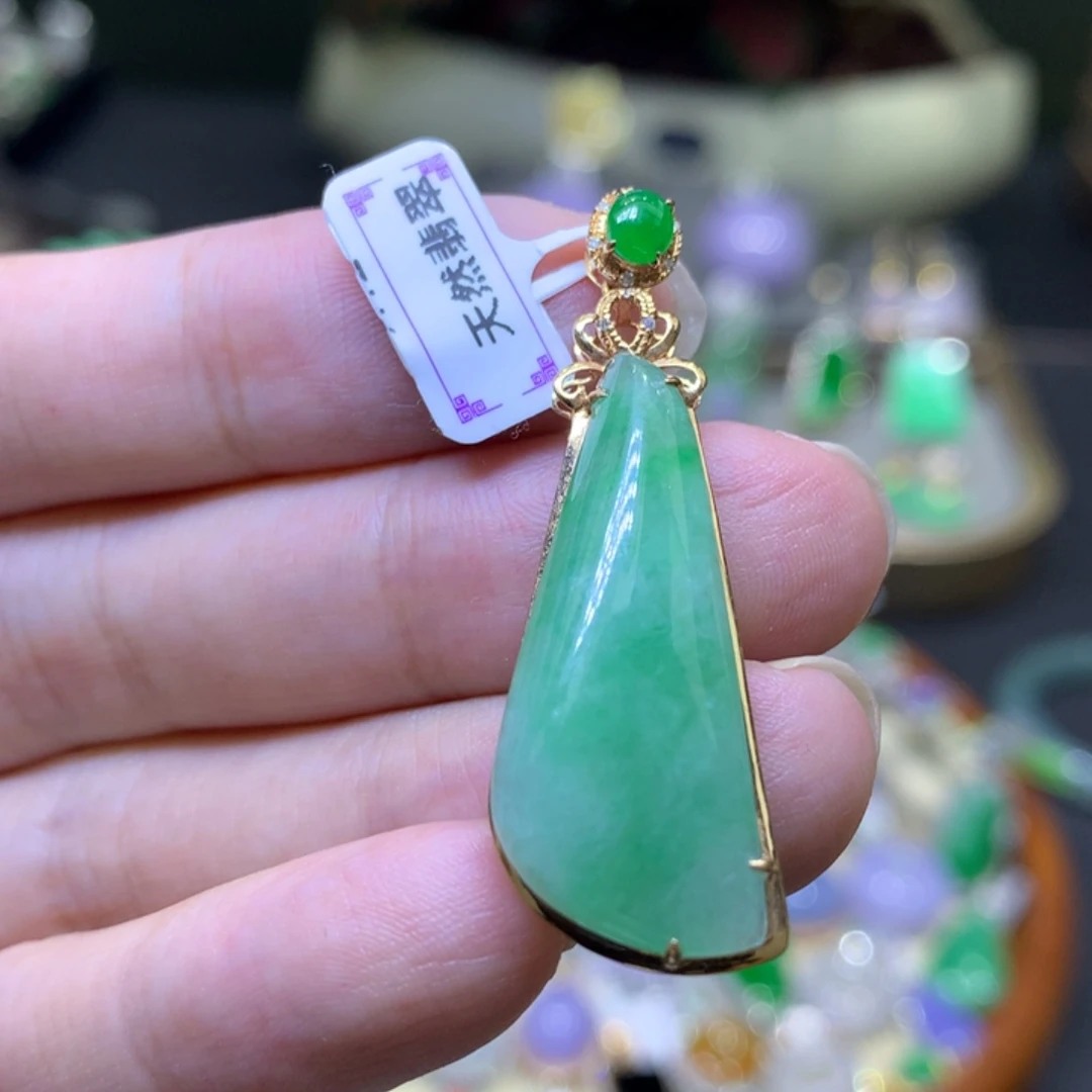 颈饰18K金镶嵌翡翠