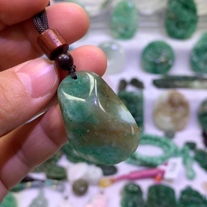 独山玉未镶嵌颈饰