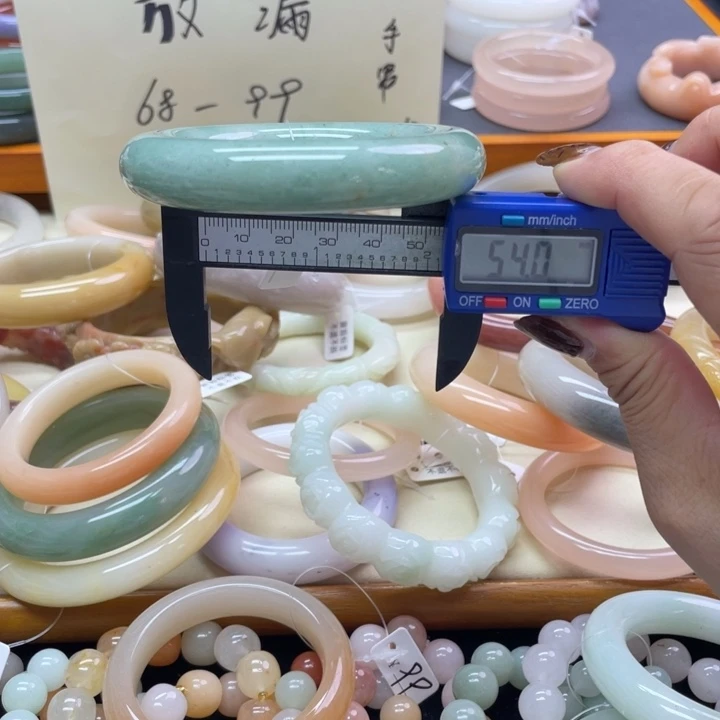 未镶嵌石英岩玉珠宝奇石