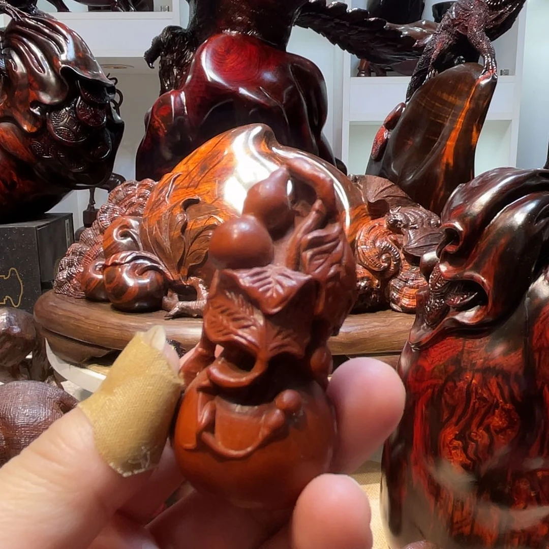 黄杨木仿古色精雕手把玩车挂