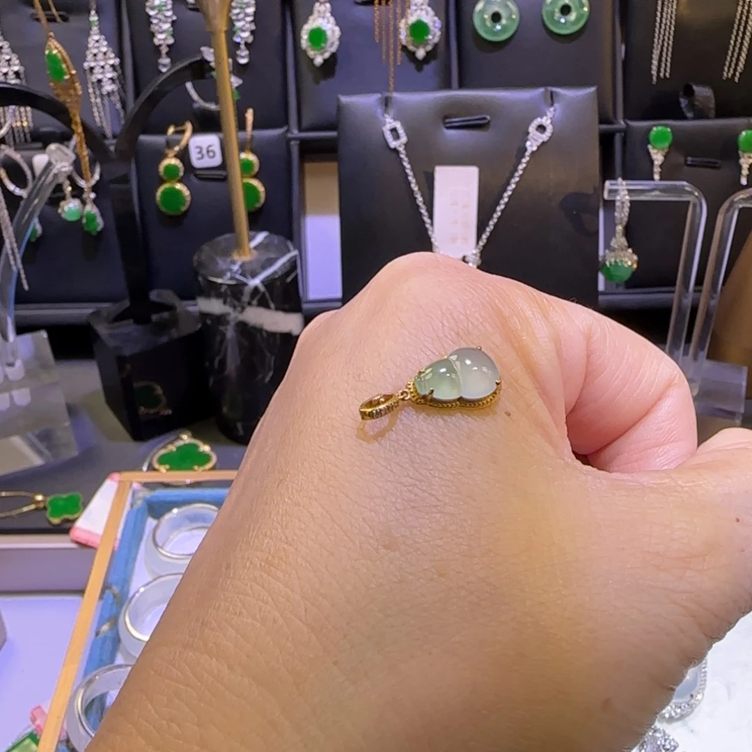 颈饰18K金镶嵌翡翠吊坠