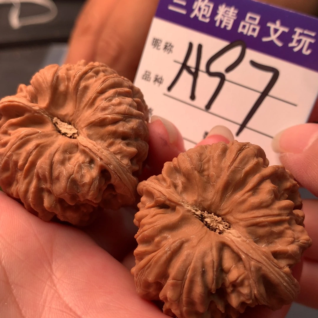 吊坠文玩核桃凹的