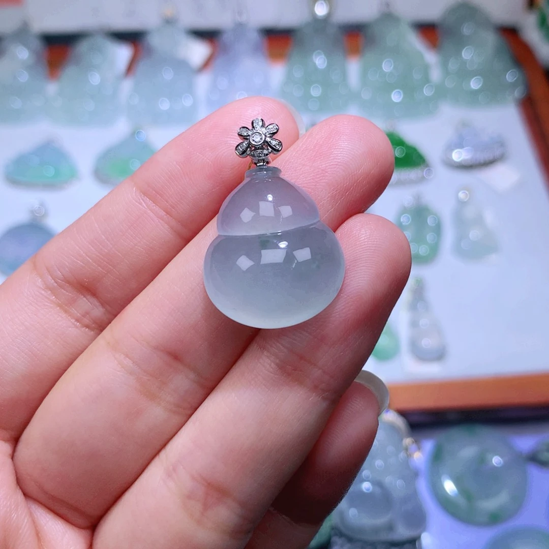 颈饰18K金镶嵌翡翠葫芦