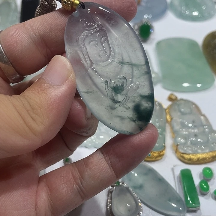翡翠未镶嵌颈饰观音头