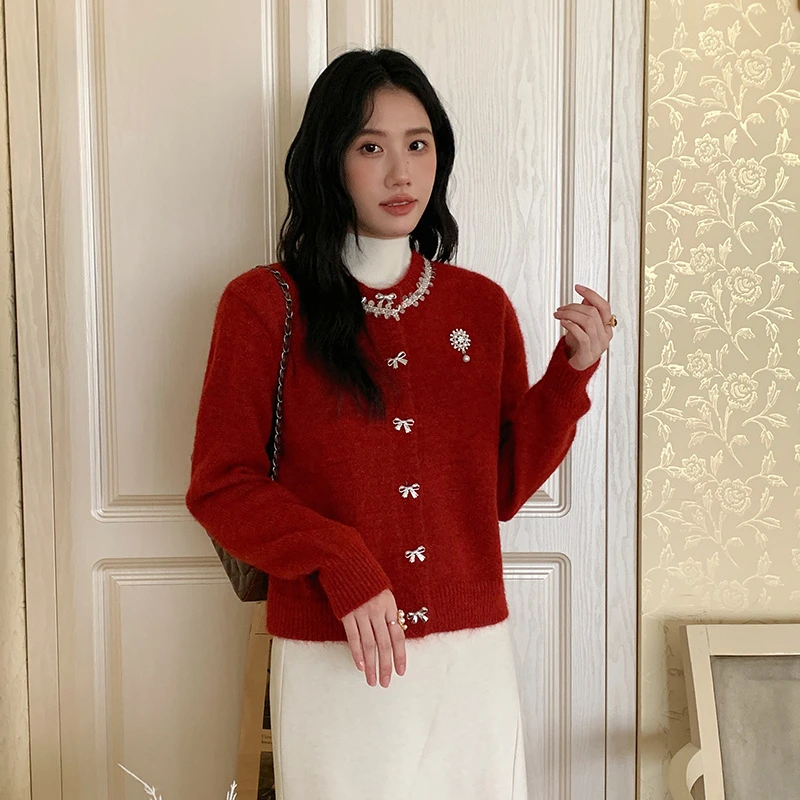 新年红色穿搭2025年新款毛衣女冬新款钉珠本命年针织开衫复古百搭