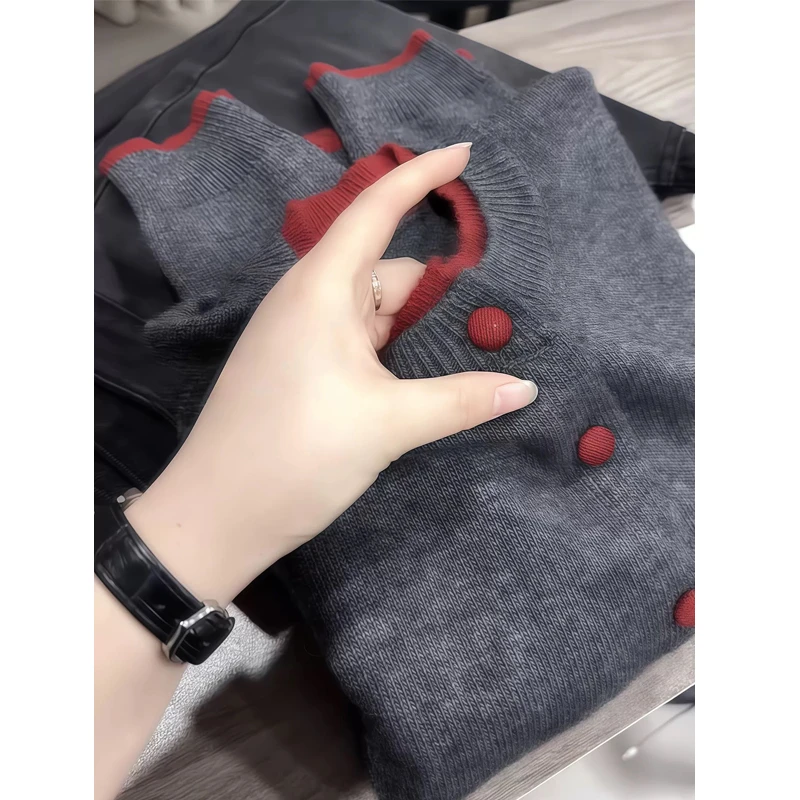 秋冬圆领红扣假两件撞色拼接针织开衫女老钱风灰色显瘦高级感上衣