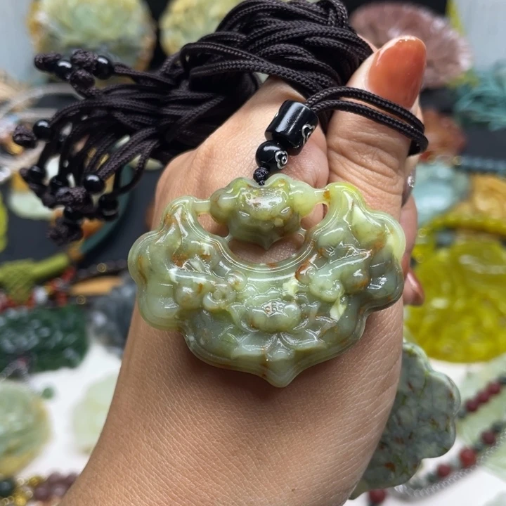 蛇纹石玉未镶嵌颈饰