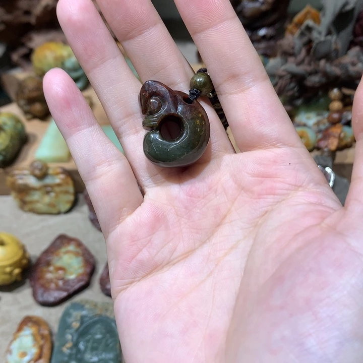 未镶嵌岫岩河磨玉（透闪石质玉）挂件