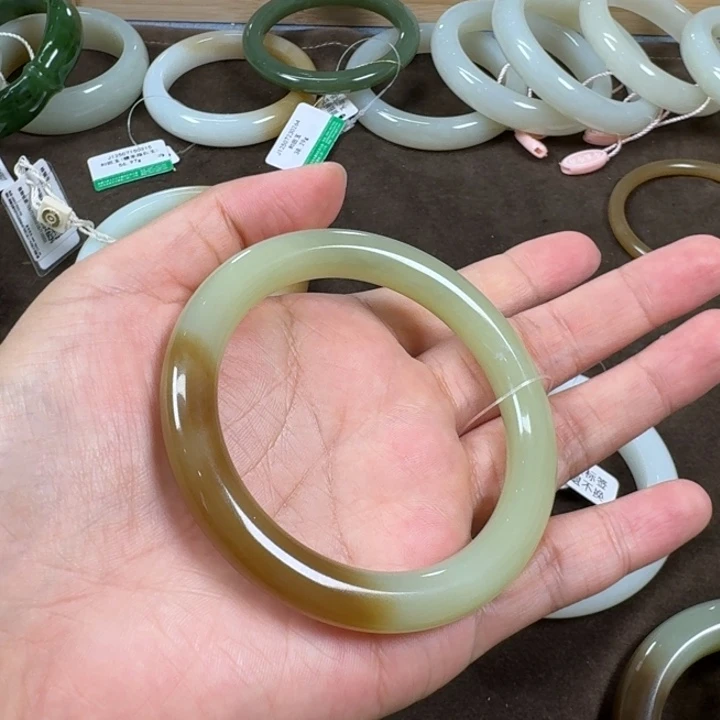 和田玉未镶嵌手镯