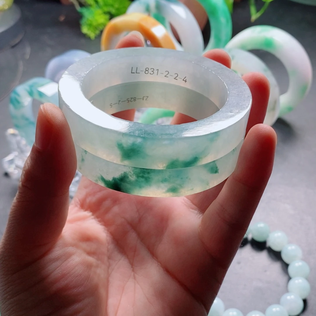 顺***滚定制翡翠未镶嵌手镯