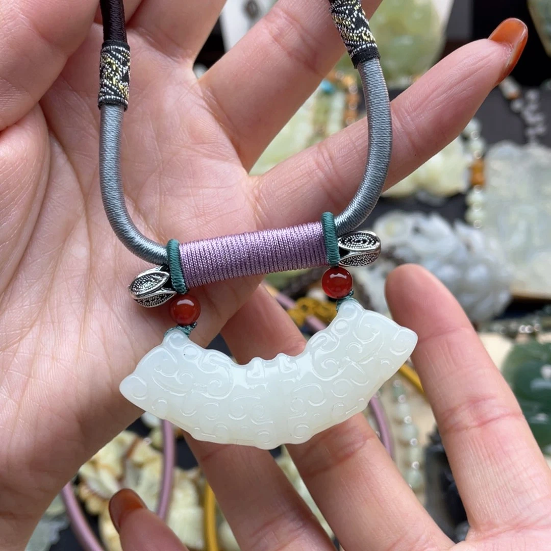 蛇纹石玉颈饰未镶嵌