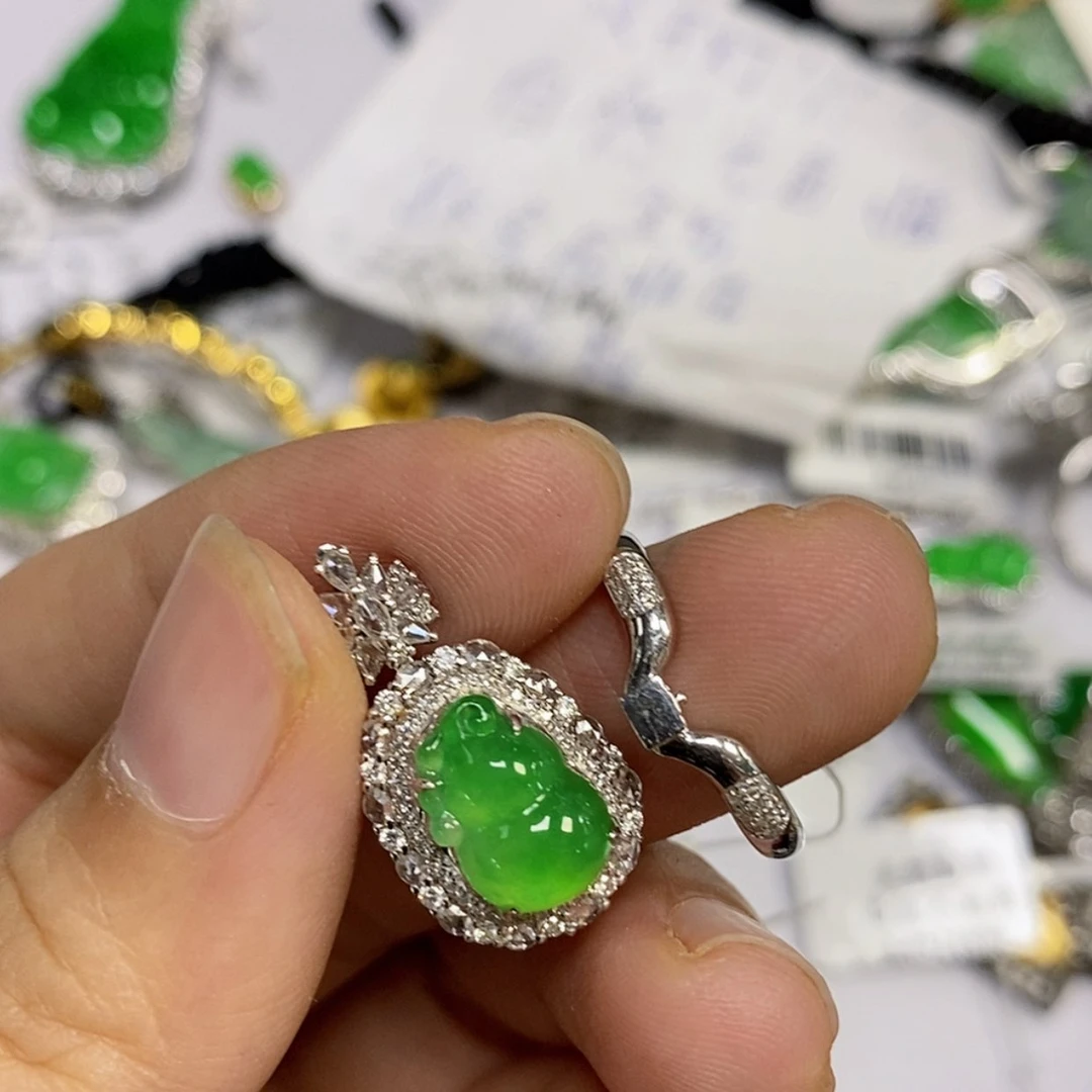 【闪购商品】18K金镶嵌戒指翡翠l****乐戒指
