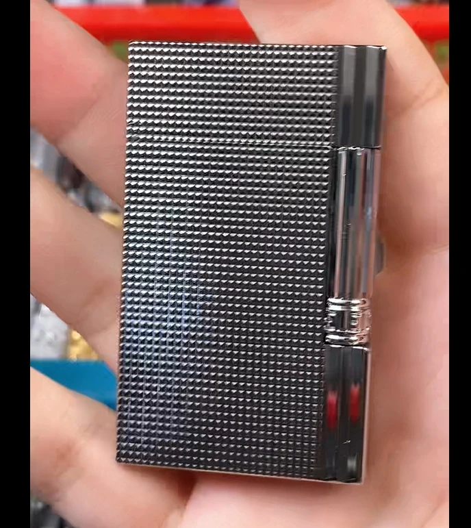 07老表主播盖茨比巴黎丁展示打火机裸机发货微瑕