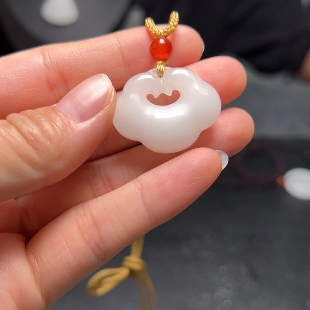 石英质玉未镶嵌颈饰如意锁