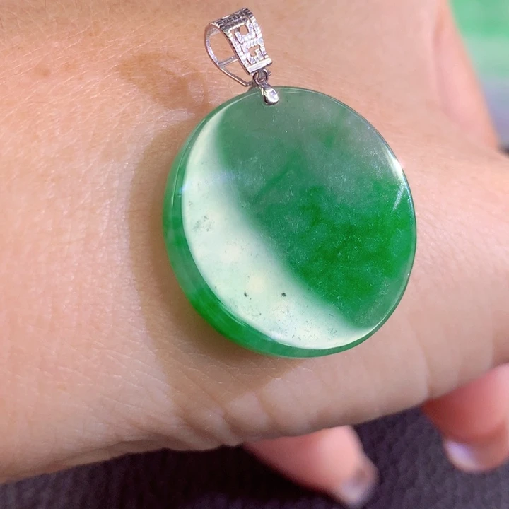 翡翠18K金镶嵌颈饰翡翠