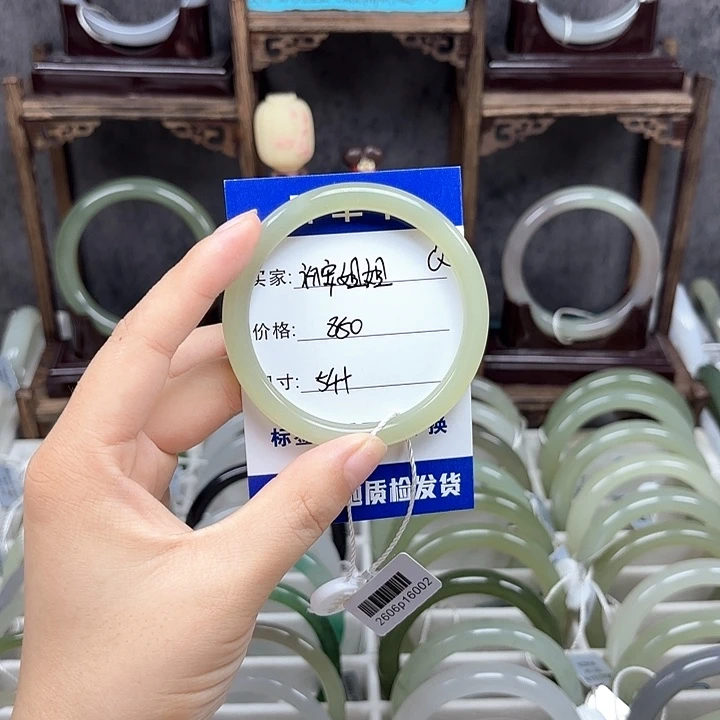 初***姐和田玉未镶嵌手镯