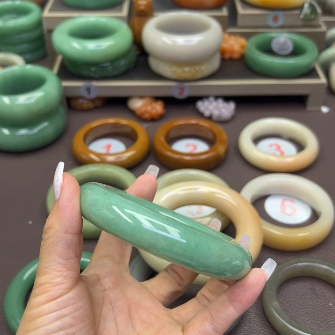 石英岩玉手镯未镶嵌醒*