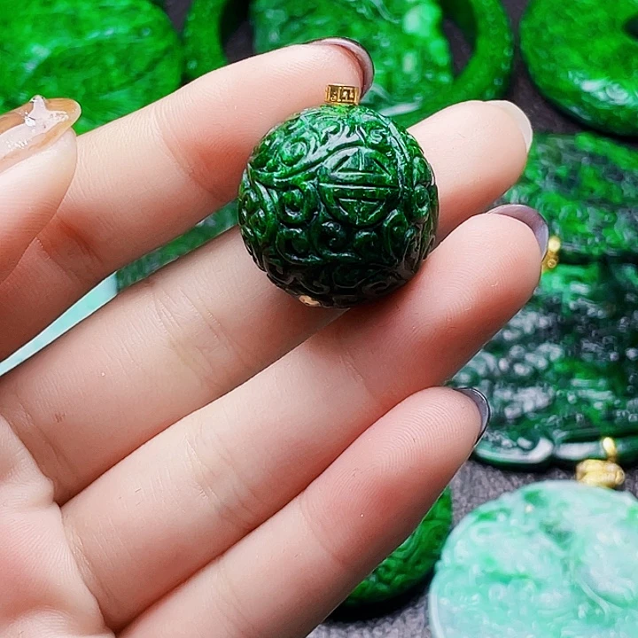 翡翠18K金镶嵌颈饰多样性