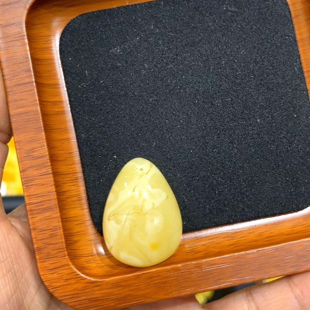 琥珀颈饰未镶嵌天然俄料鸡油黄妖白花水滴吊坠4.2g