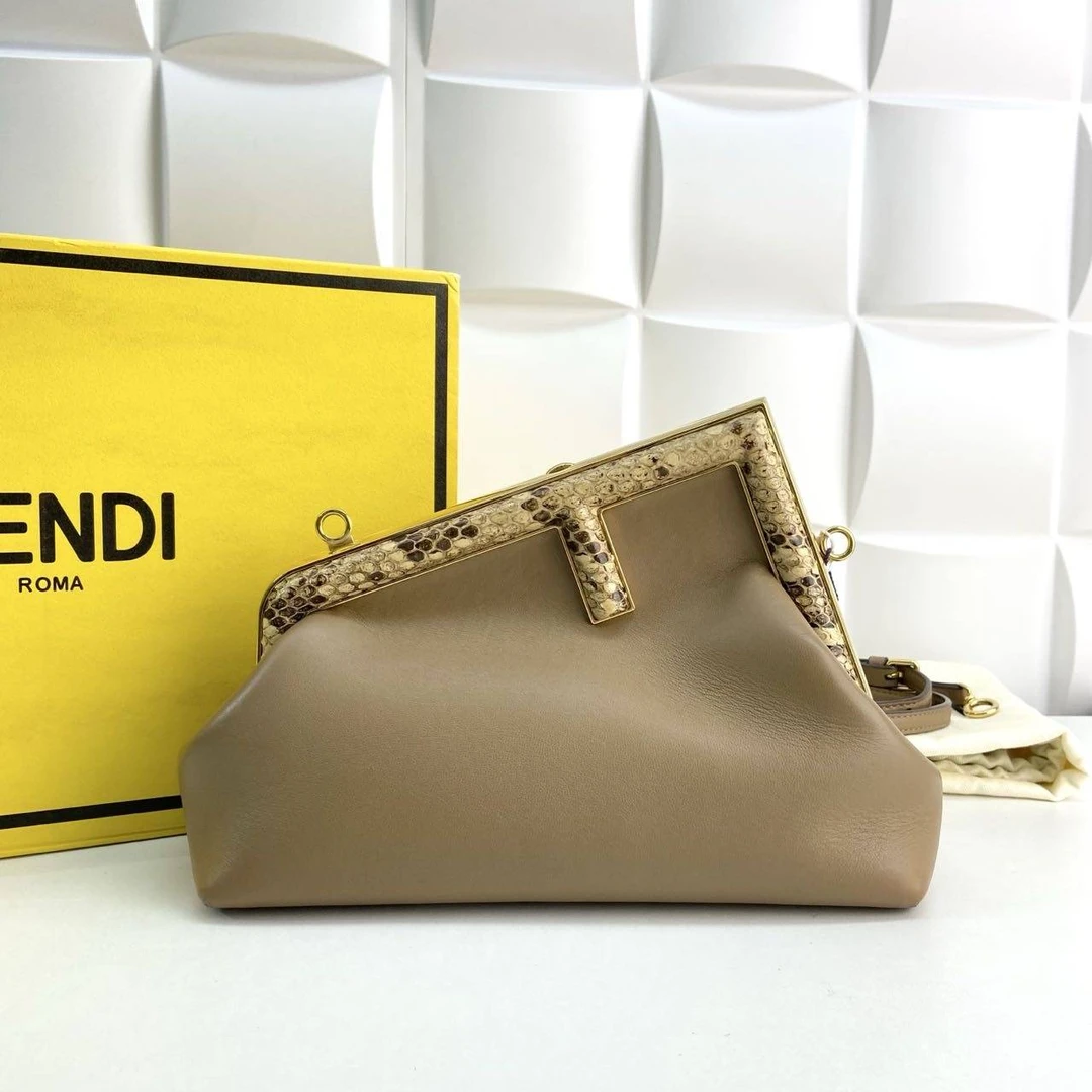 99新 FENDI/芬迪 思斯专属 芬迪棕色斜挎包 THCI2556