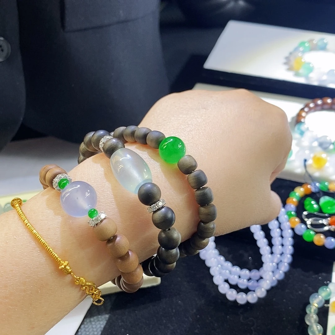 翡翠未镶嵌挂件价格不同 多样性发其一