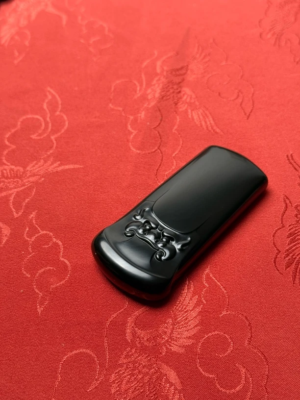 和田玉黑青无事牌