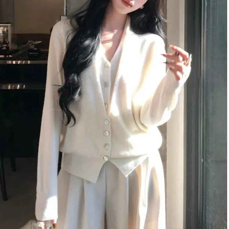 今年流行白色针织开衫女2025秋季软糯慵懒风减龄时尚洋气外穿上衣