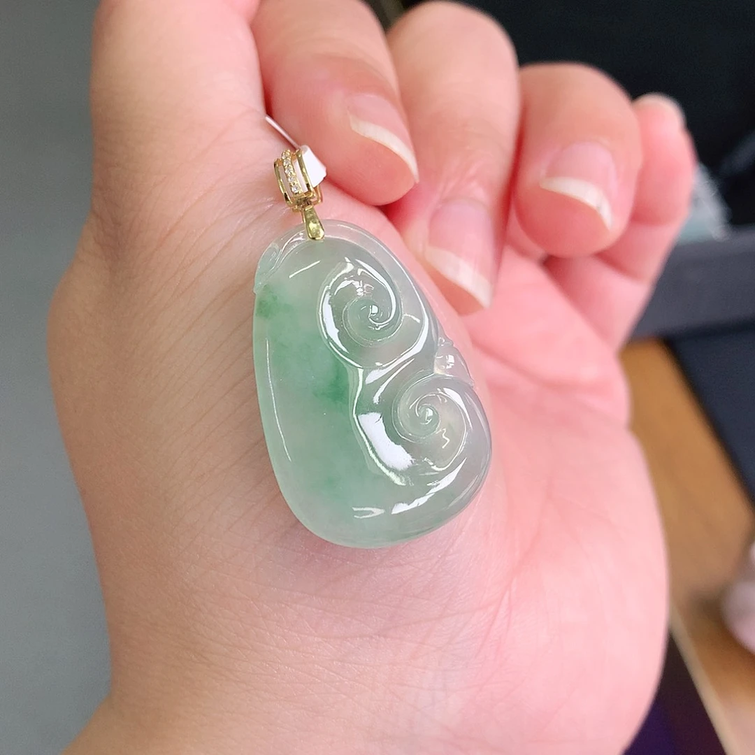 翡翠18K金镶嵌颈饰冰绿底飘绿如意32-214.5如