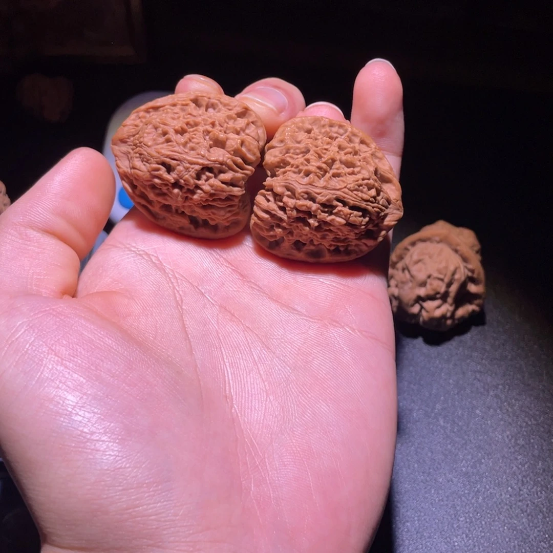 文玩核桃吊坠红皮南疆