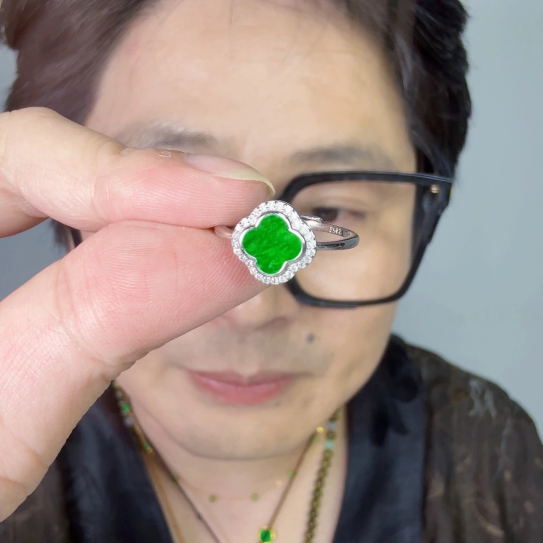 翡翠未镶嵌颈饰一件