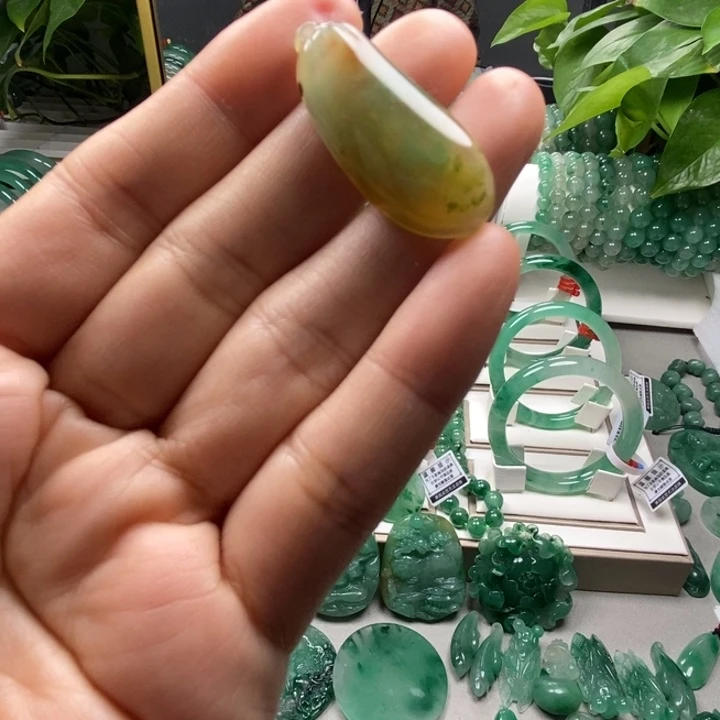 阳***妈石英质玉未镶嵌手链
