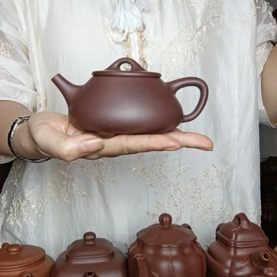 天***边茶壶紫砂原矿底曹青   容量两百cc。