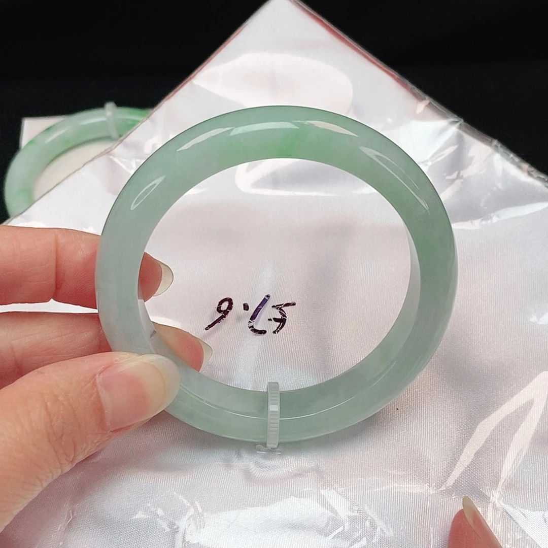 翡翠手镯未镶嵌正圈