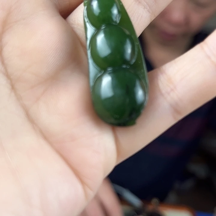 颈饰未镶嵌和田玉（碧玉）