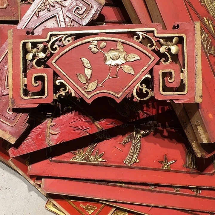 如*木雕花卉一片