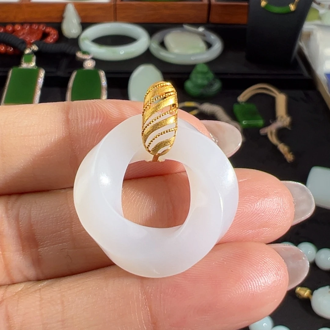和田玉（白玉）18K金镶嵌颈饰油膏莫比乌斯环吊坠
