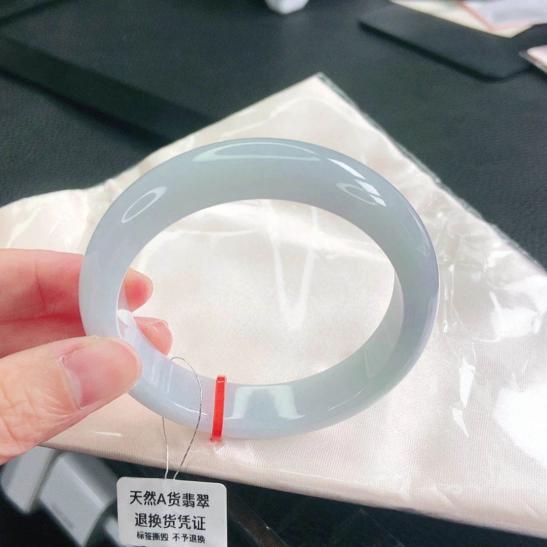 翡翠手镯未镶嵌56圈