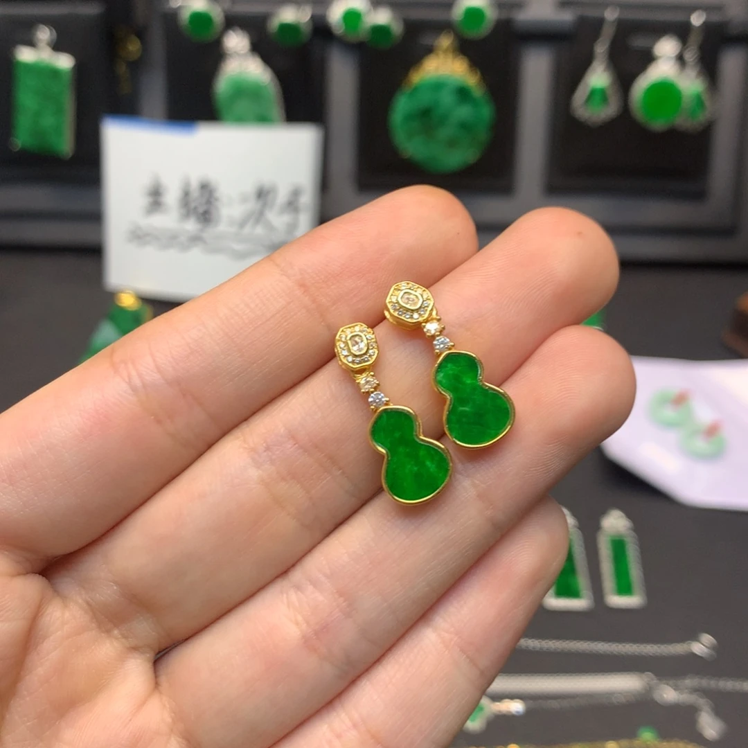 翡翠未镶嵌耳饰有纹裂