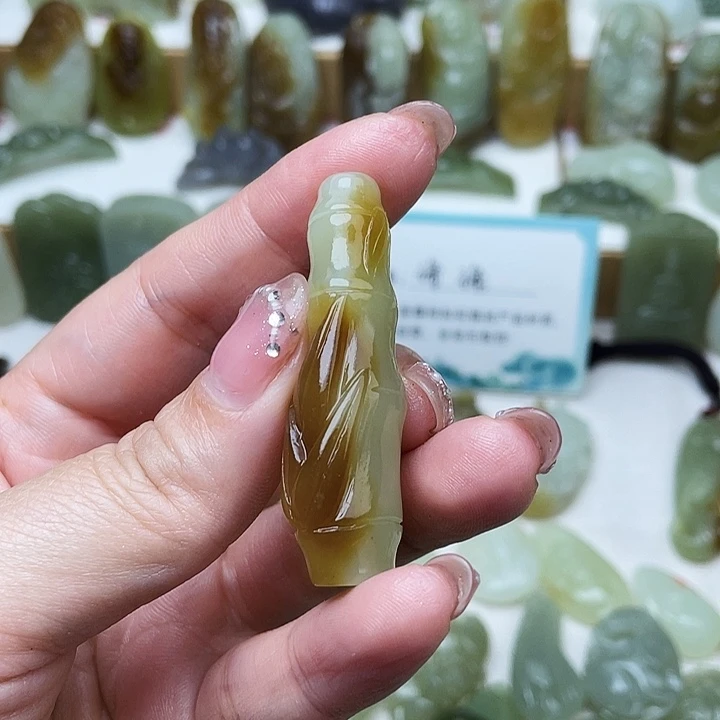 毛***磊和田玉未镶嵌颈饰