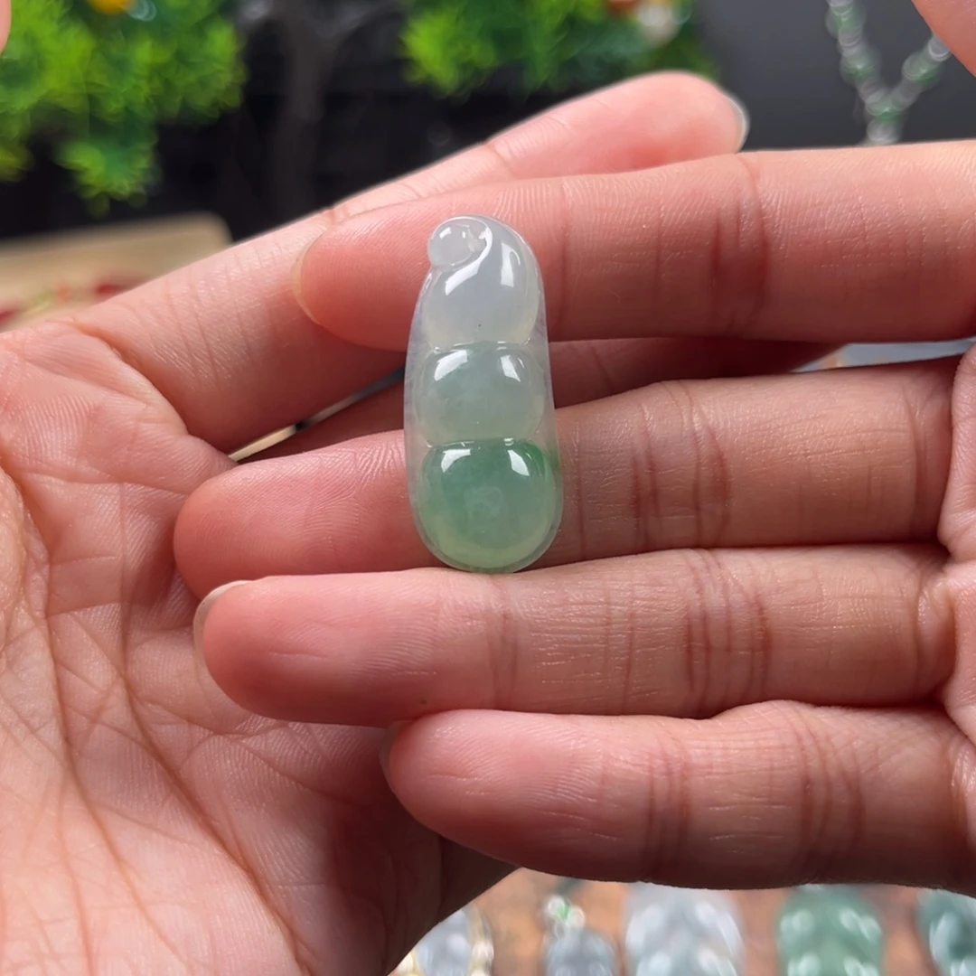 翡翠未镶嵌颈饰福豆