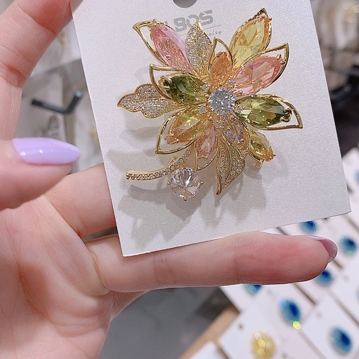 锆石铜合金彩色花朵胸针