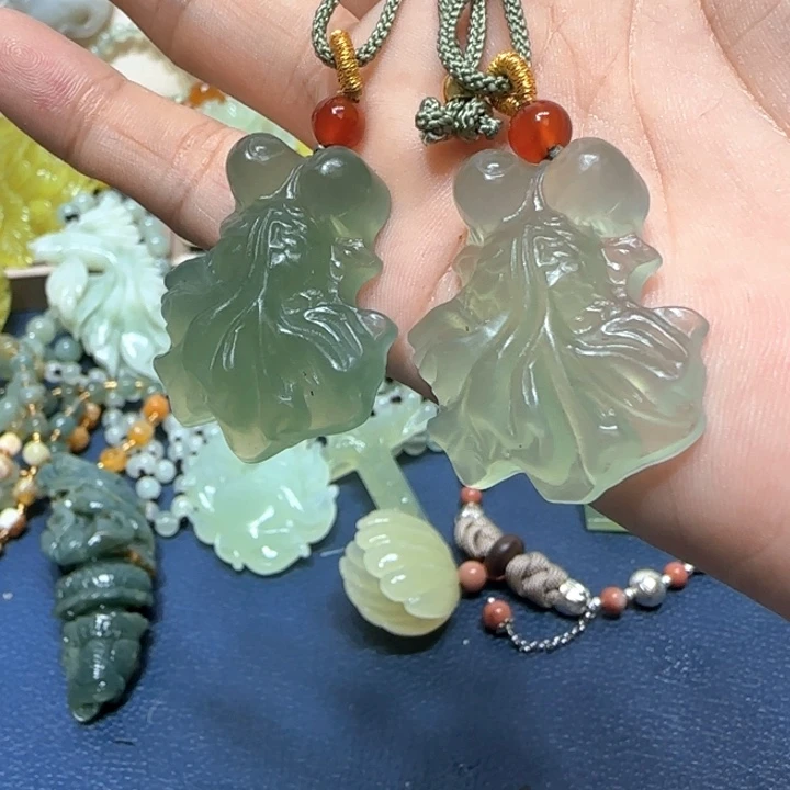 未镶嵌蛇纹石玉吊坠