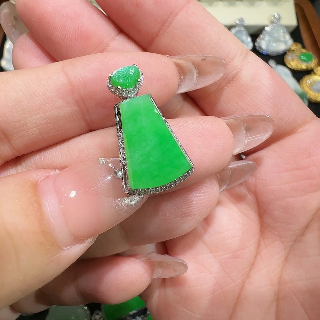 【闪购商品】颈饰18K金镶嵌翡翠