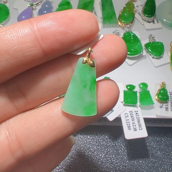 18K金镶嵌挂件翡翠