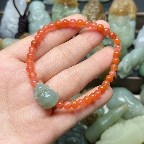 颈饰未镶嵌和田玉龍**人