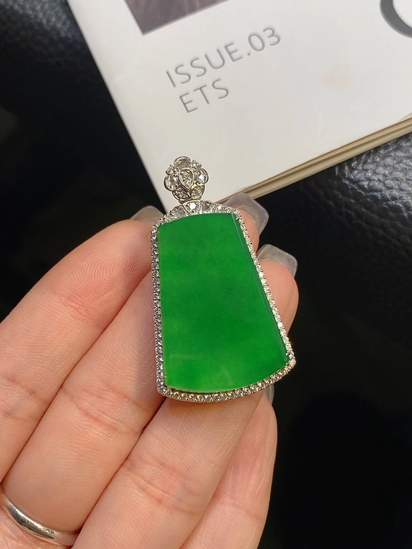 【伊玥珠宝】天然缅甸翡翠A货 老坑浓阳绿无事牌吊坠