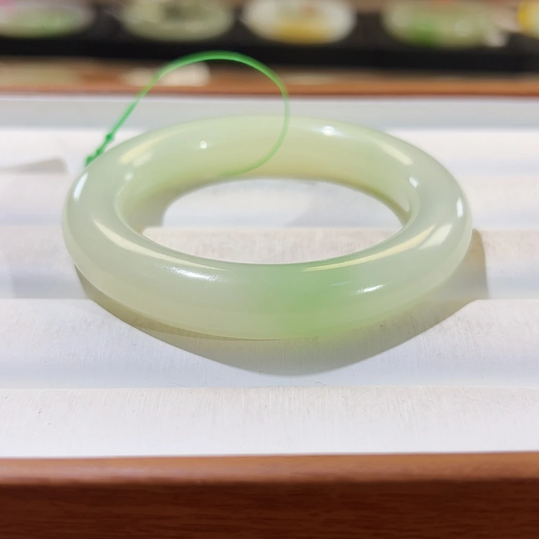 和田玉手镯未镶嵌翠青圆条白底翠大漏