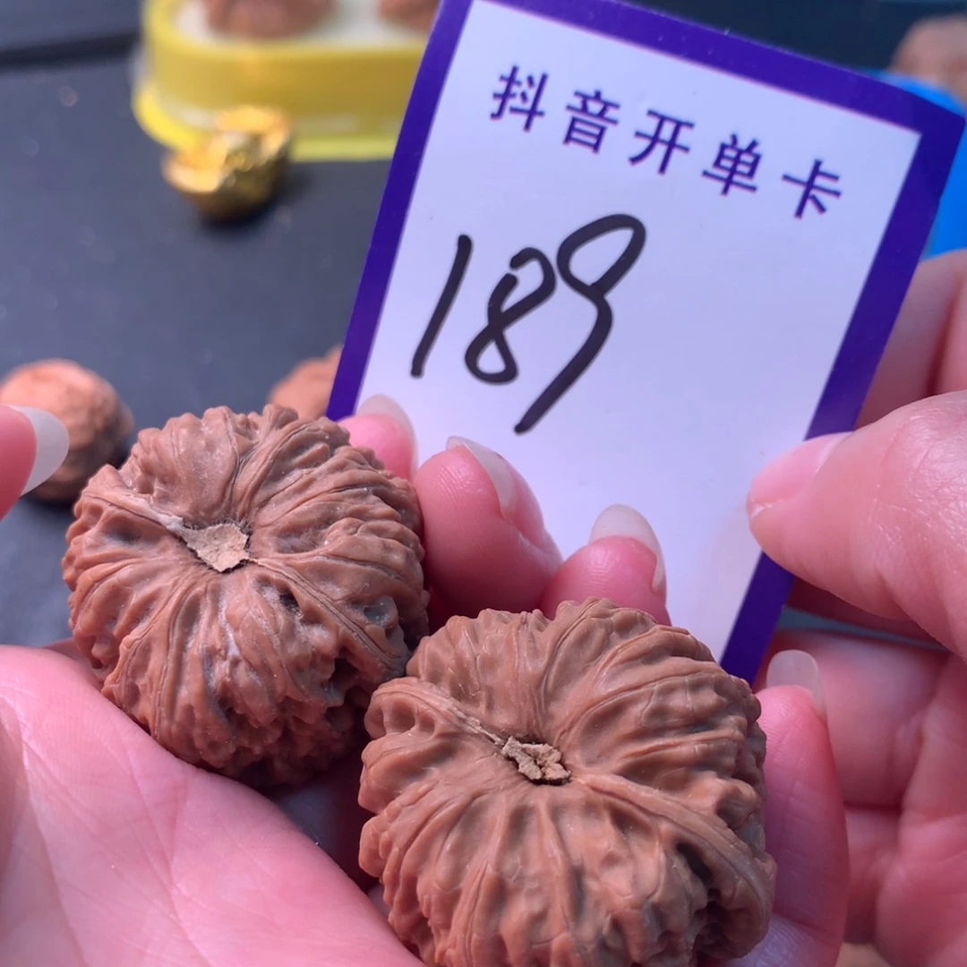 文玩核桃吊坠凹的