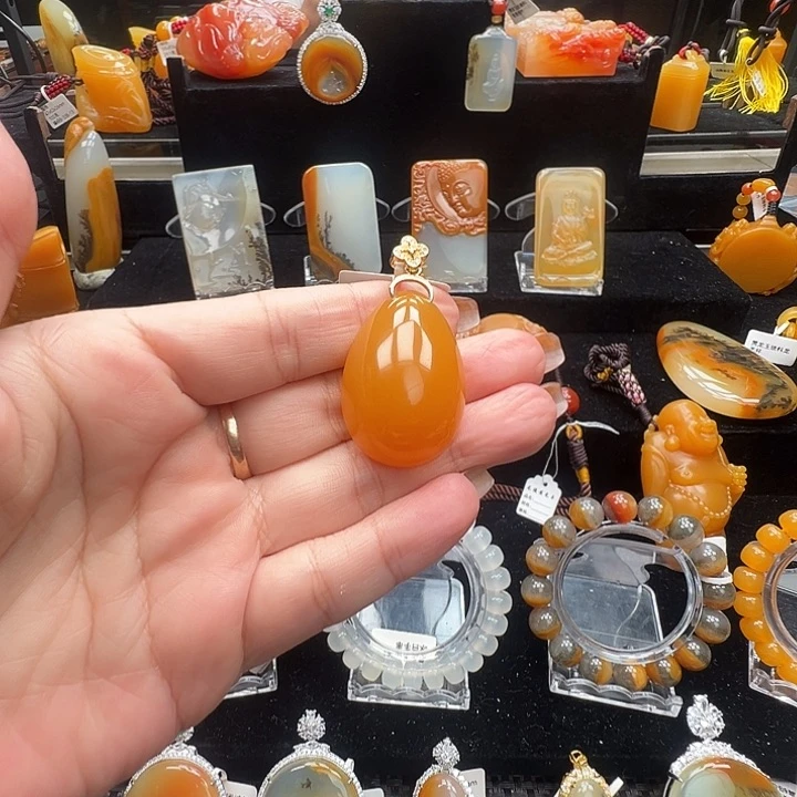 未镶嵌石英质玉（黄龙玉）颈饰