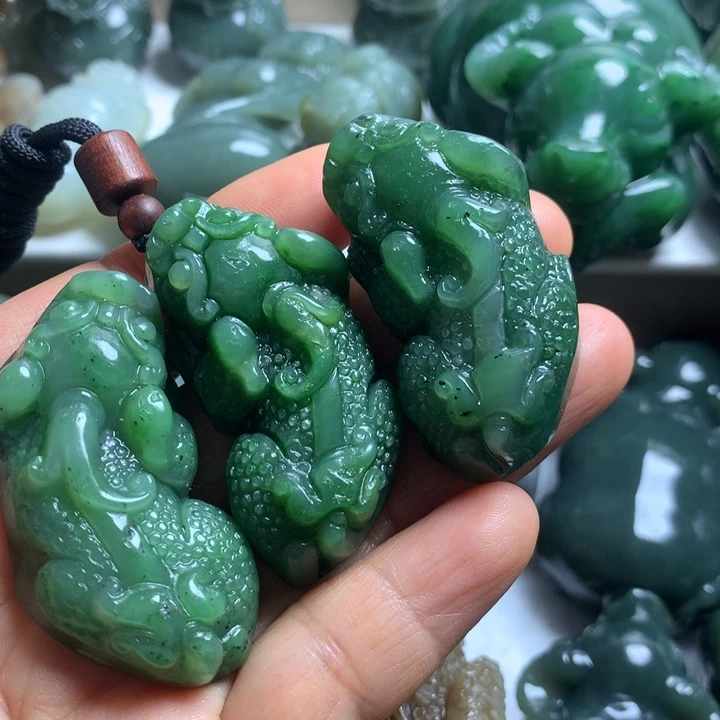 厚***福和田玉未镶嵌颈饰